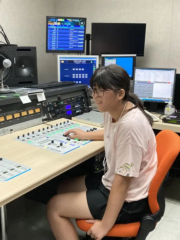 Sion
ラジオのジングルを作ったり、ニュース原稿を読んだり、ラジオ収録の生放送に出演したりしました。緊張したけど、思ったよりうまく話せて良かったです。スタッフの方にも「上手だったよ。さすが6年生」と言われて嬉しかったです。いつも観たり聴いたりしている放送に出れて、とてもいい経験をしました。ありがとうございました。