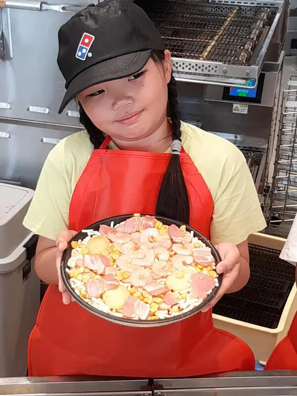 ひなママ
具材を選ぶところからやらせていただき、生地をこねたり、選んだ具材をのせたり１つ１つの作業が楽しかったです。
焼きあがったピザは、お家で家族と食べました。とってもおいしかったです。エプロンと、帽子をもらえたのもうれしかったです。