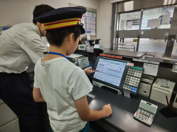 あい
切符を作ったり、アナウンスをしたり、電車を降りた人の切符の確認をしたり、出発の合図をしたり、たくさんのお仕事をしました。朝早い駅員さんのための宿舎？の見学もしました。空気をふくらませて起きる装置があっておもしろかったです。