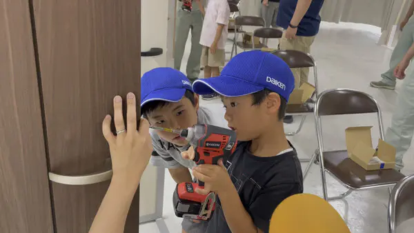 メタプリン
電動ドライバーでドアノブを取り付ける作業が出来て楽しかったです。
家のドアが故障したら、ボクが修理してみたいです。引戸だけじゃなくて、車椅子用に電動ドアなど、いろいろな種類のドアがあるとこが分かり、面白かったです。