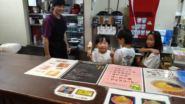 けん
受付の仕事はちょっと緊張したけど、楽しかったです。たくさん、いらっしゃいませと言えて良かったです。アイス作りもドキドキしたけど、なんとかうまくできて自分で作ったアイスはとても美味しかったです。
お仕事の後、お風呂に入ったのが気持ち良かったです