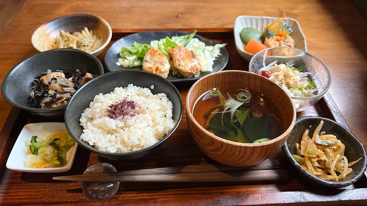 家庭料理と薪ストーブに癒される富山の隠れ家カフェ【maybe】輸入雑貨やハンドメイド雑貨もーー2024年春にリニューアル予定