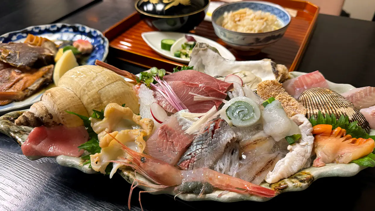 これで1人前⁉ 15種以上の魚介がてんこ盛りの特上さしみ定食【割烹 秀月】富山の海鮮を満喫する氷見の豪華ランチ