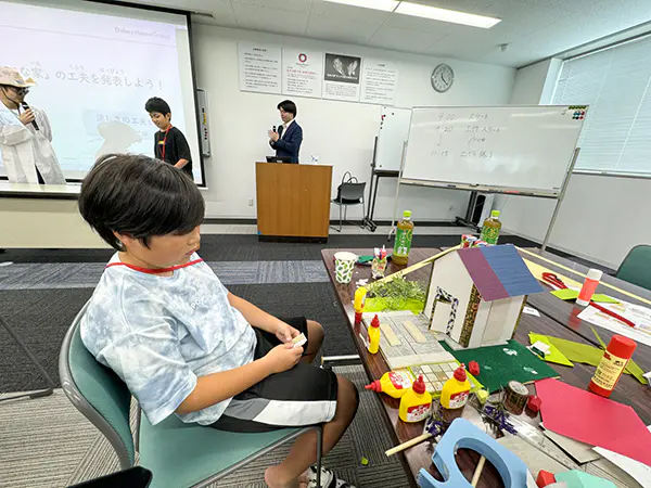 みずき
色んな素材があってどんな家にしようか、どんなエコな工夫をした家にするか悩みながら作り上げていくのがとても楽しかったです。エコについてのクイズもはじめて知る事ばかりでとても勉強になりました。
