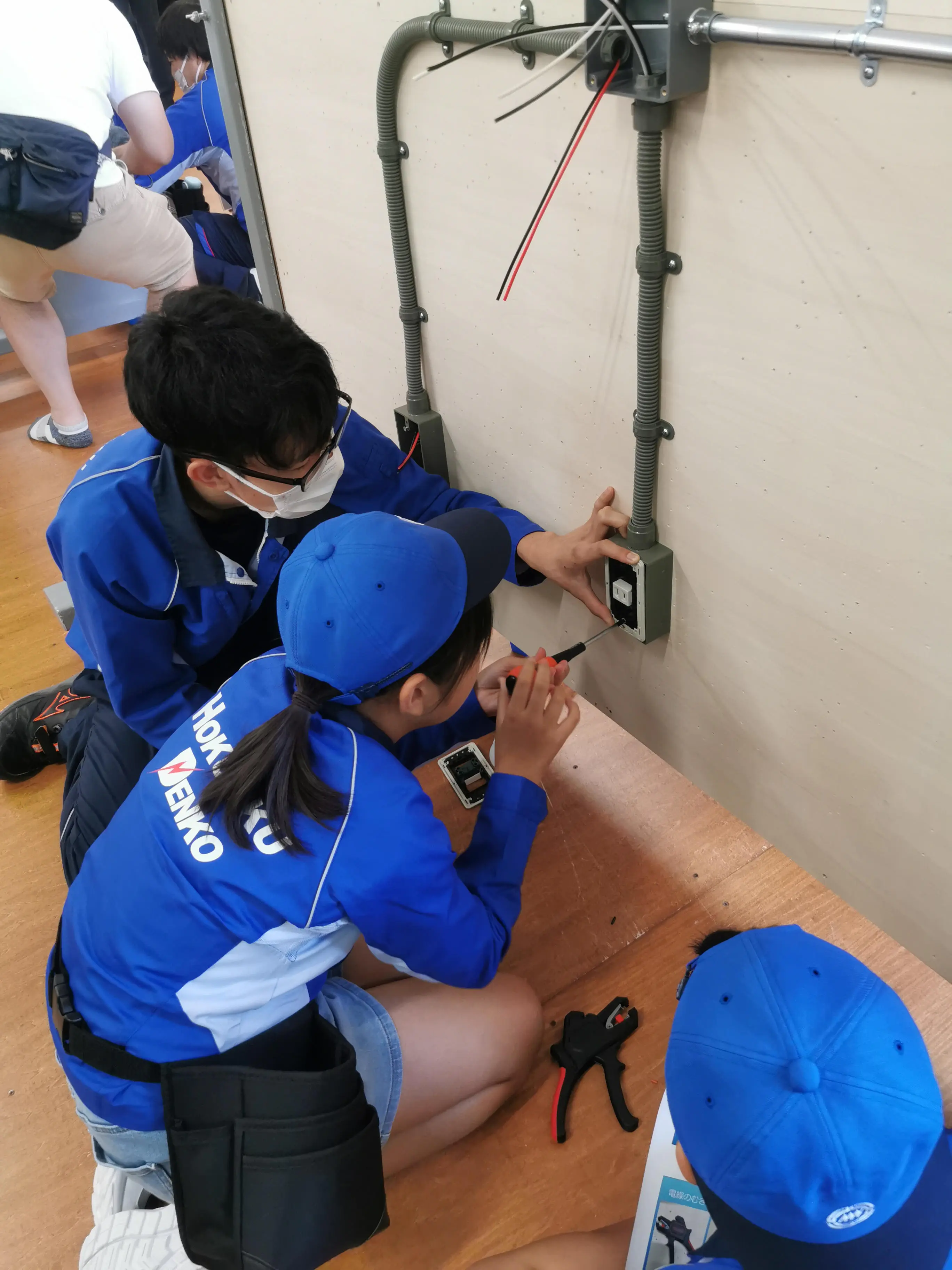 さきちゃん☆
ドローンを作って飛ばすのがとても楽しかったです。電気の仕組みを聞いたり、スイッチの取り付けなど体験できてよかったです。

