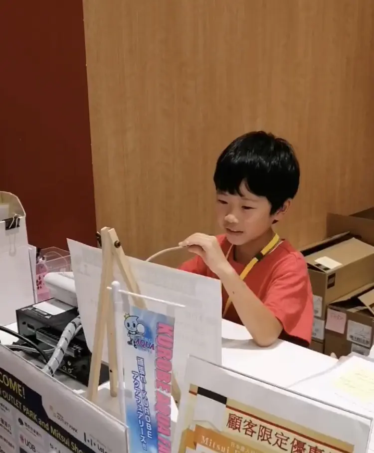 ちもも
バックヤードで普段は見れない場所に入れて、感動しました。館内放送もドキドキしたけど、楽しかったです。
