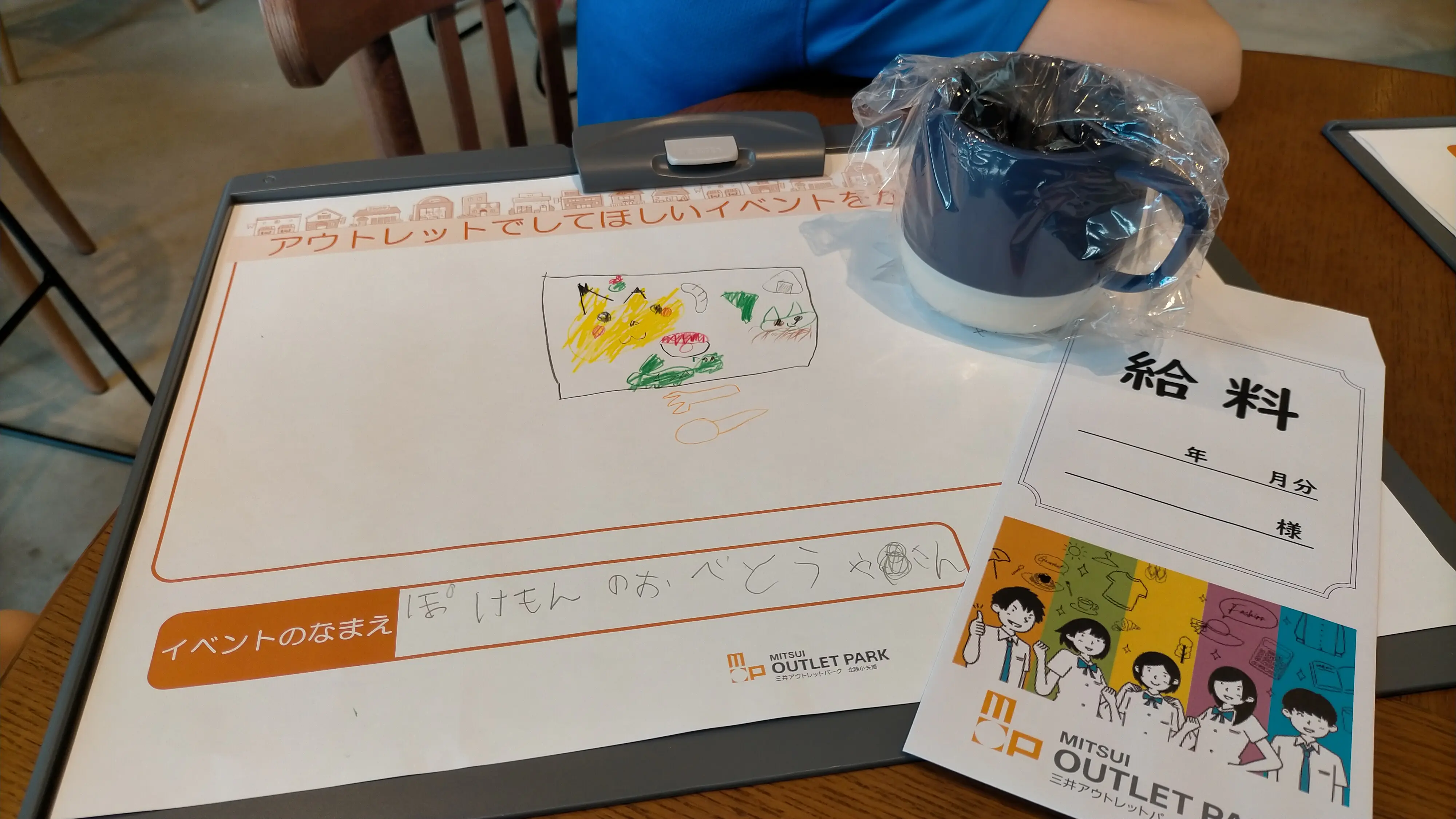 ろや
お店のゴミの捨て方、お店の守り方の様子が見学できて良かったです。いつも入るお店とは違うお店の裏側が見れて面白かったです。放送体験は緊張したけど、自分の声が館内でなっていて面白かったです。またアウトレットに行きたいなと思いました。
