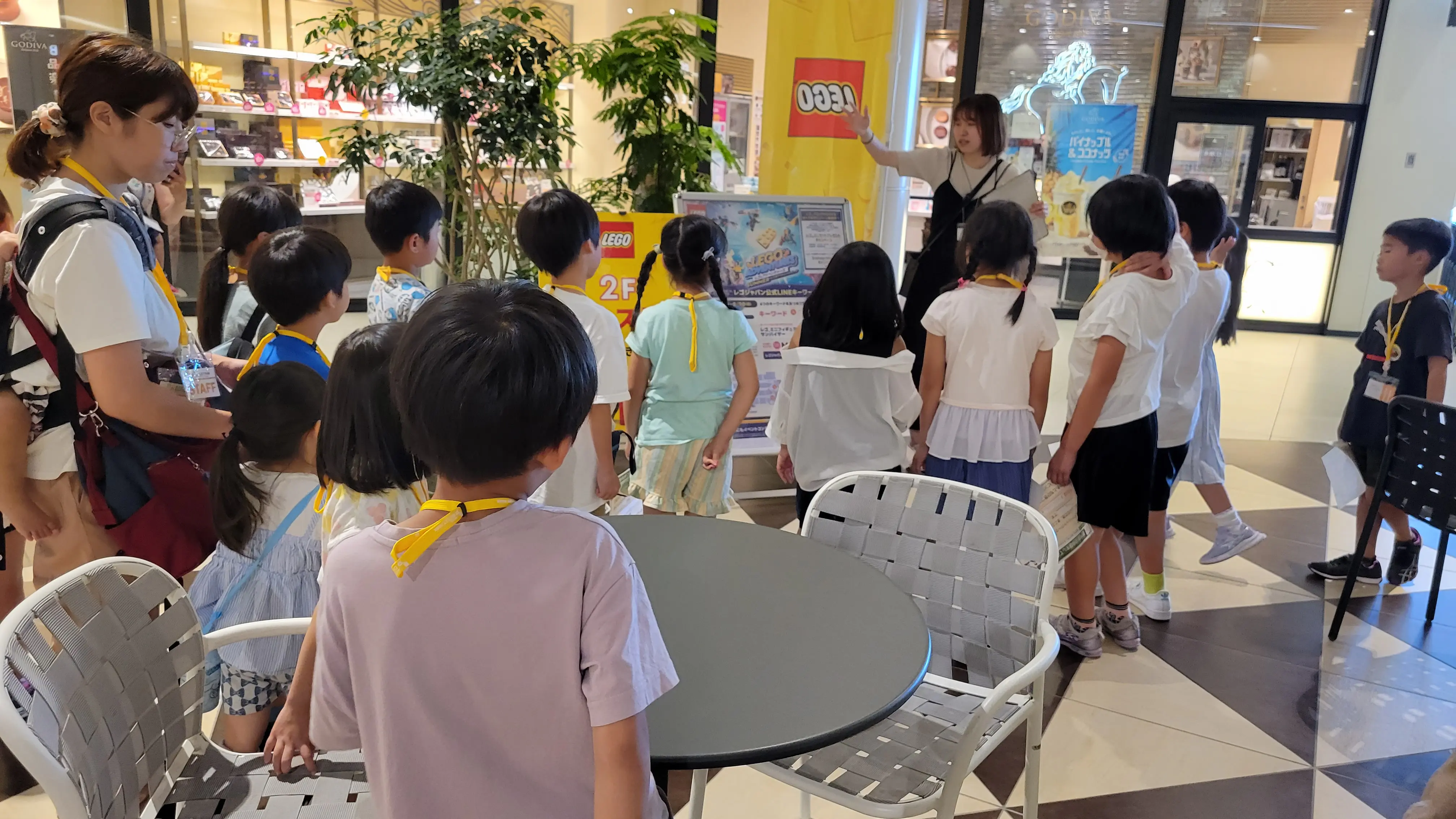 たくと
バックヤードの見学が楽しかったです。
お店の人がそれぞれの店舗につながる秘密のドアが並んでいました。従業員の人の休憩室や倉庫、防災センター、広いゴミ収集場所にびっくりしました。1000人もの人が働いていることにもビックリしました。自分の考えたイベントやたくさんの人に喜んでもらえるイベントを考えるお仕事は楽しそうだなと思いました。
