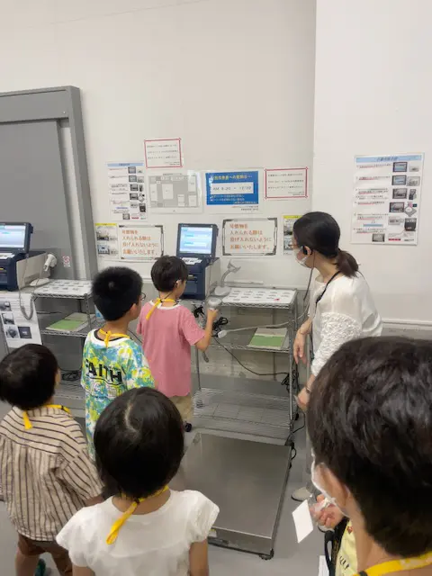 こうたろう
館内放送がやってみたくて参加しました。
やってみたらとても難しくて簡単そうだけど難しいことがわかりました。バックヤードに入れて嬉しかったです！ゴミ出しの体験ができて勉強になりました。
