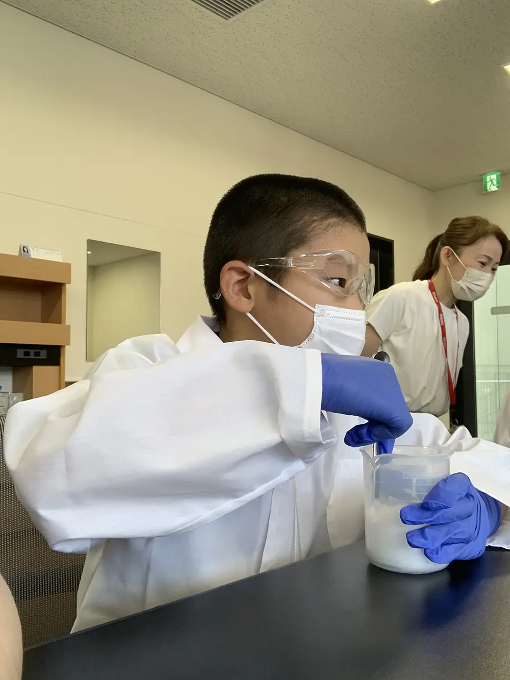 まさ
いつも薬局などで見かける虫刺されの薬にはメントールなどの成分が入っている事を知りました。薬の説明書や箱に書いてある内容が本当の物と違ったら、使用する人が間違った使い方をしてトラブルをおこす可能性があるということを知り、とても驚きました。
ムヒのチューブのデザインを考えることは難しいということが分かりました。