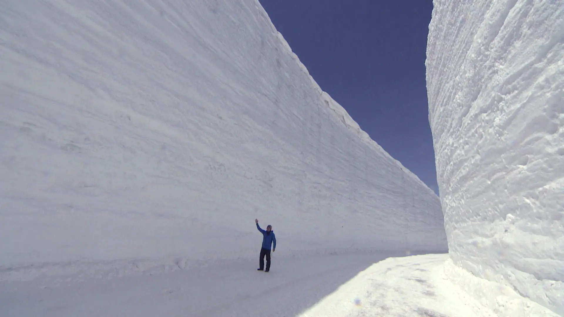 2024年の雪の壁は14m！全線開通のアルペンルートを歩いて満喫!! 富山の春定番の観光スポット【立山黒部・雪の大谷フェスティバル】