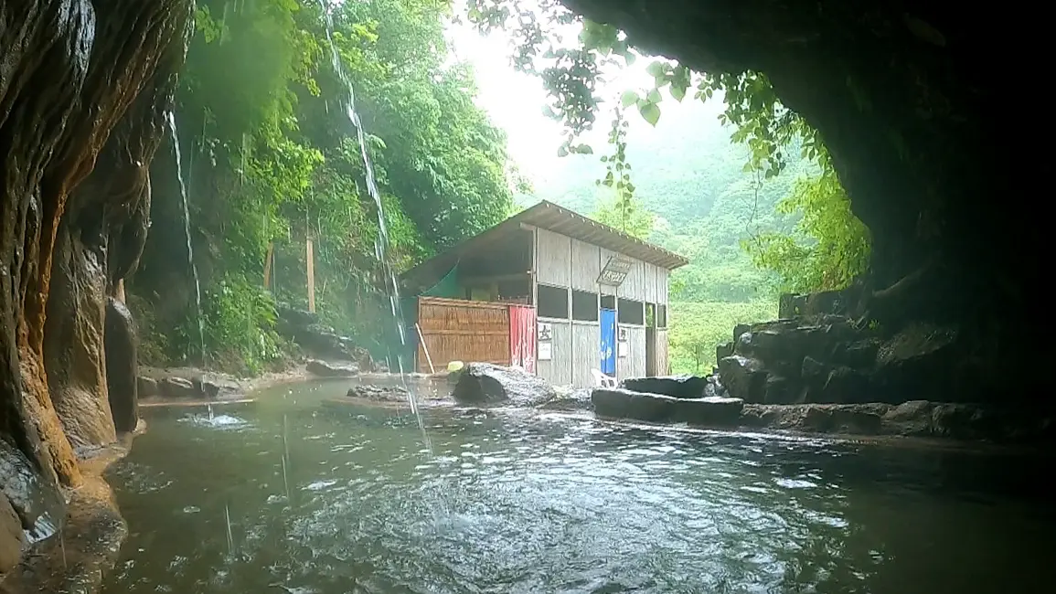 天然洞窟の中で岩肌から染み出す温泉に浸る富山の秘湯【小川温泉元湯 ホテルおがわ】トンネルを抜けた山間に佇む一軒宿