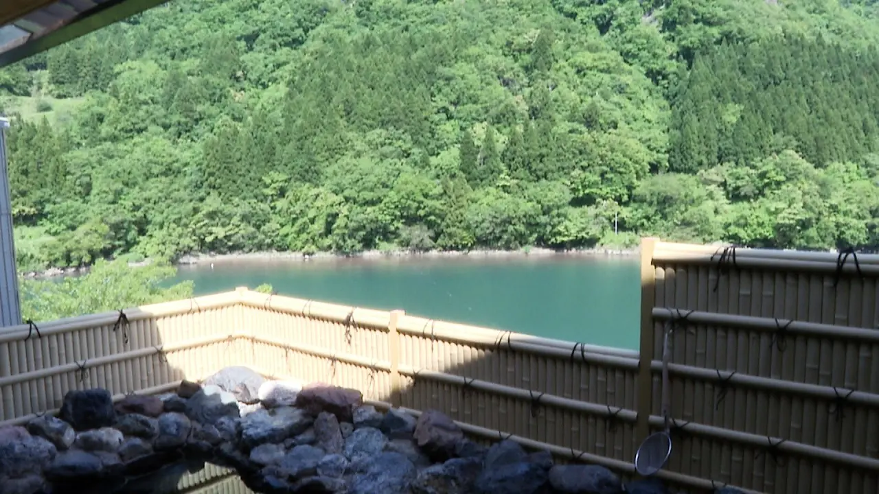 清流ゆたかな景勝地「神通峡」の大自然を一望できる露天風呂【神通峡岩稲温泉 楽今日館】飛騨・神岡ドライブや天湖森キャンプ帰りにも◎