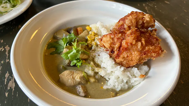 野菜たっぷりグリーンカレーとジューシーチキン唐揚げ　1500円