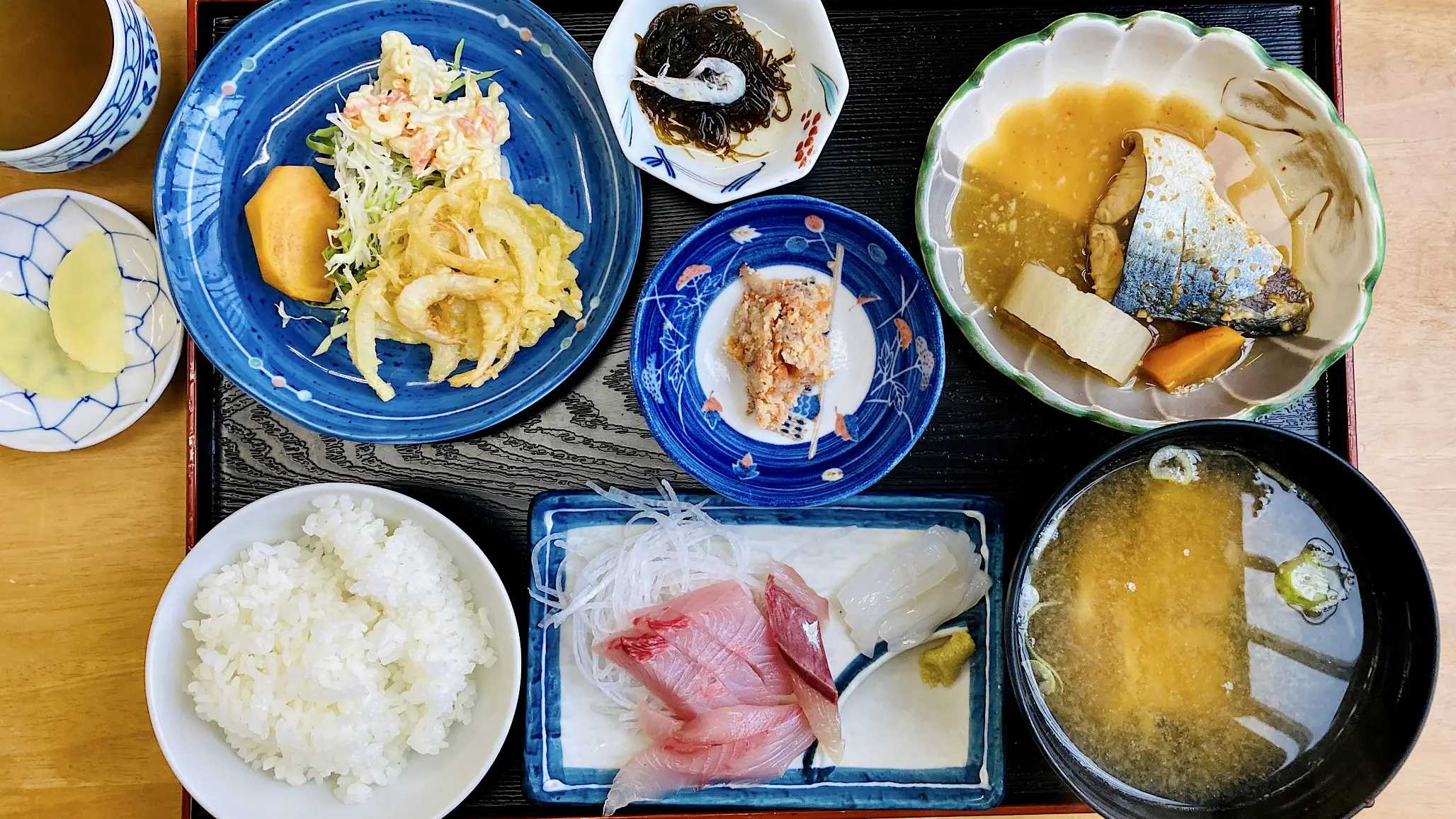 朝獲れの魚介がたんまり！港の“お母さんの味”が愛される富山・射水市