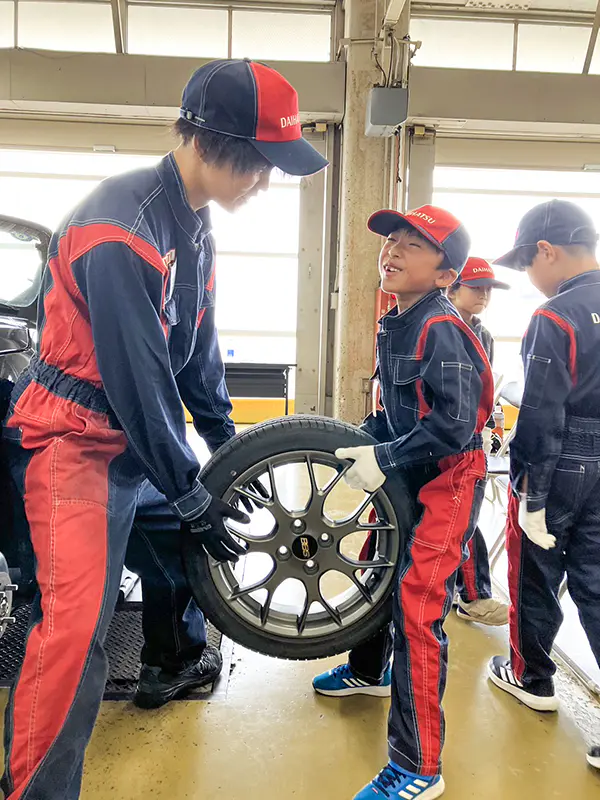 りく
タイヤとかライトとかブレーキだけじゃなくて、たくさん点検するところがあって大変だと思いました。タイヤはとても重かったです。