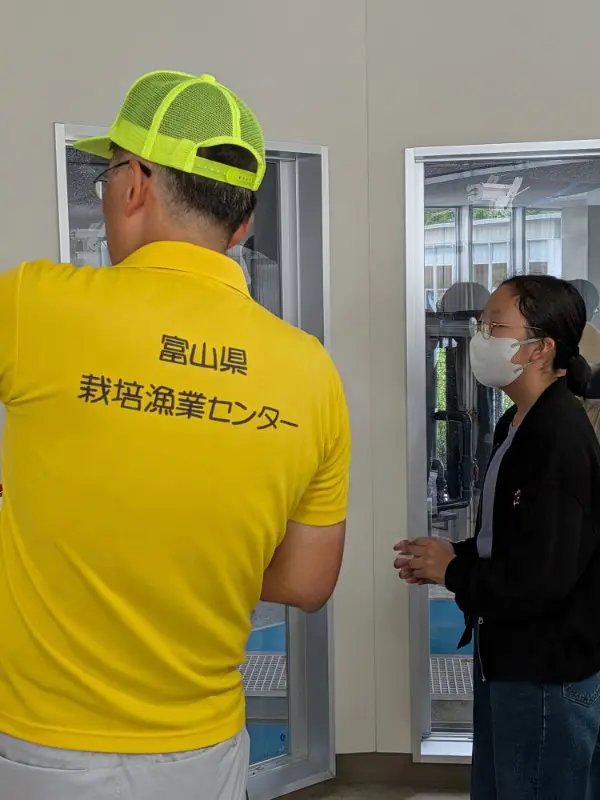 みい
新しい綺麗な建物に魚がたくさんいて、触れ合えたり学べたりするのが良かった。エサをあげたら、跳びはねて取りに来るのが楽しかったです。