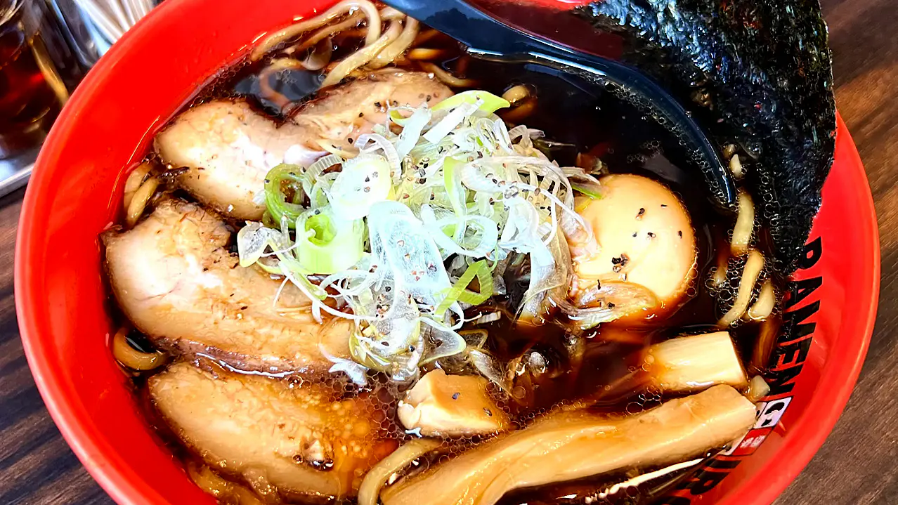 本家の味を独自アレンジで大衆化！5度の日本一で“富山ブラック”を一躍有名にした火付け役【麺家いろは】気軽に味わうなら富山駅前で
