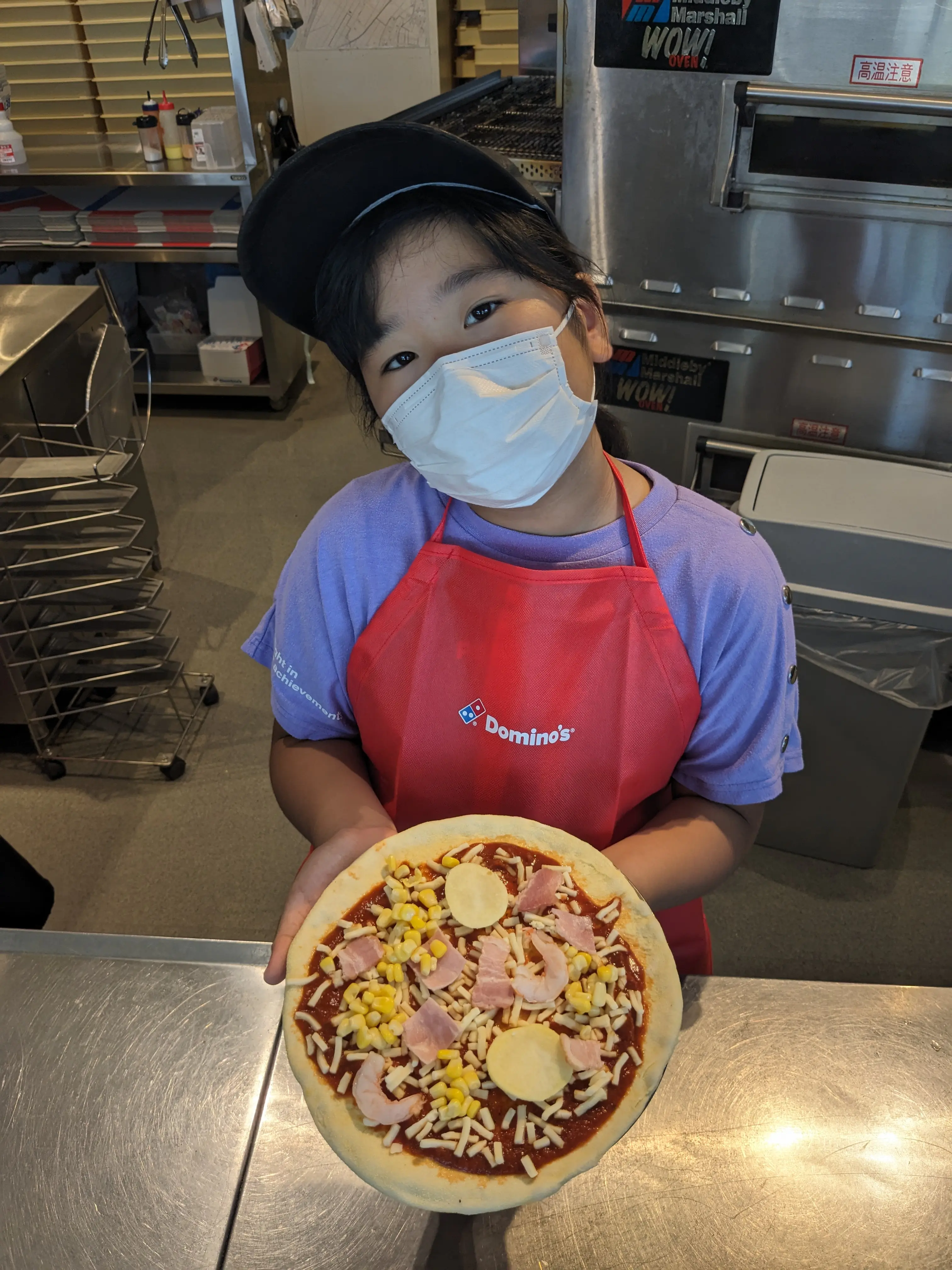 まゆ
ピザ生地をくるくる回す作業が面白かったし、じょうずに出来たので、わたし才能あるかも?!と思いました。好きなものだけ乗せたピザは最高の美味しさでした。



