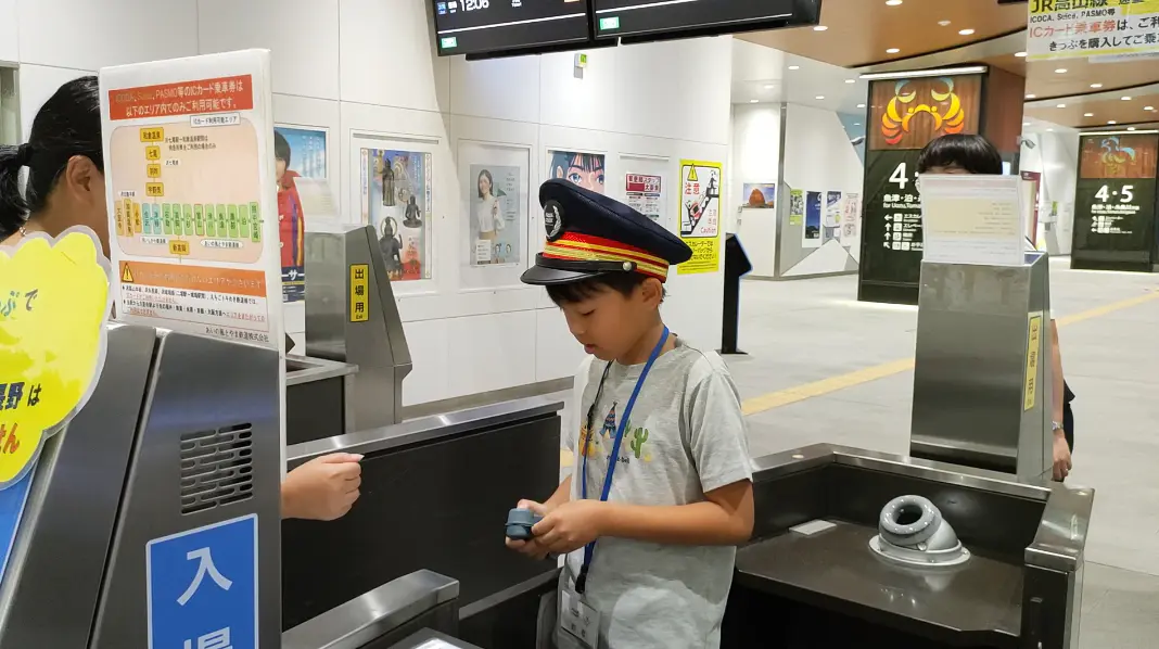 ゼルダとスプラ大好き
電車が大好きなので、とても楽しみにしていました。特に面白かったのは、アナウンスと改札でのお仕事です。普段分からない鉄道でのお仕事が良く分かり、夢に一歩、近付いたような気がします。ありがとうございました!
