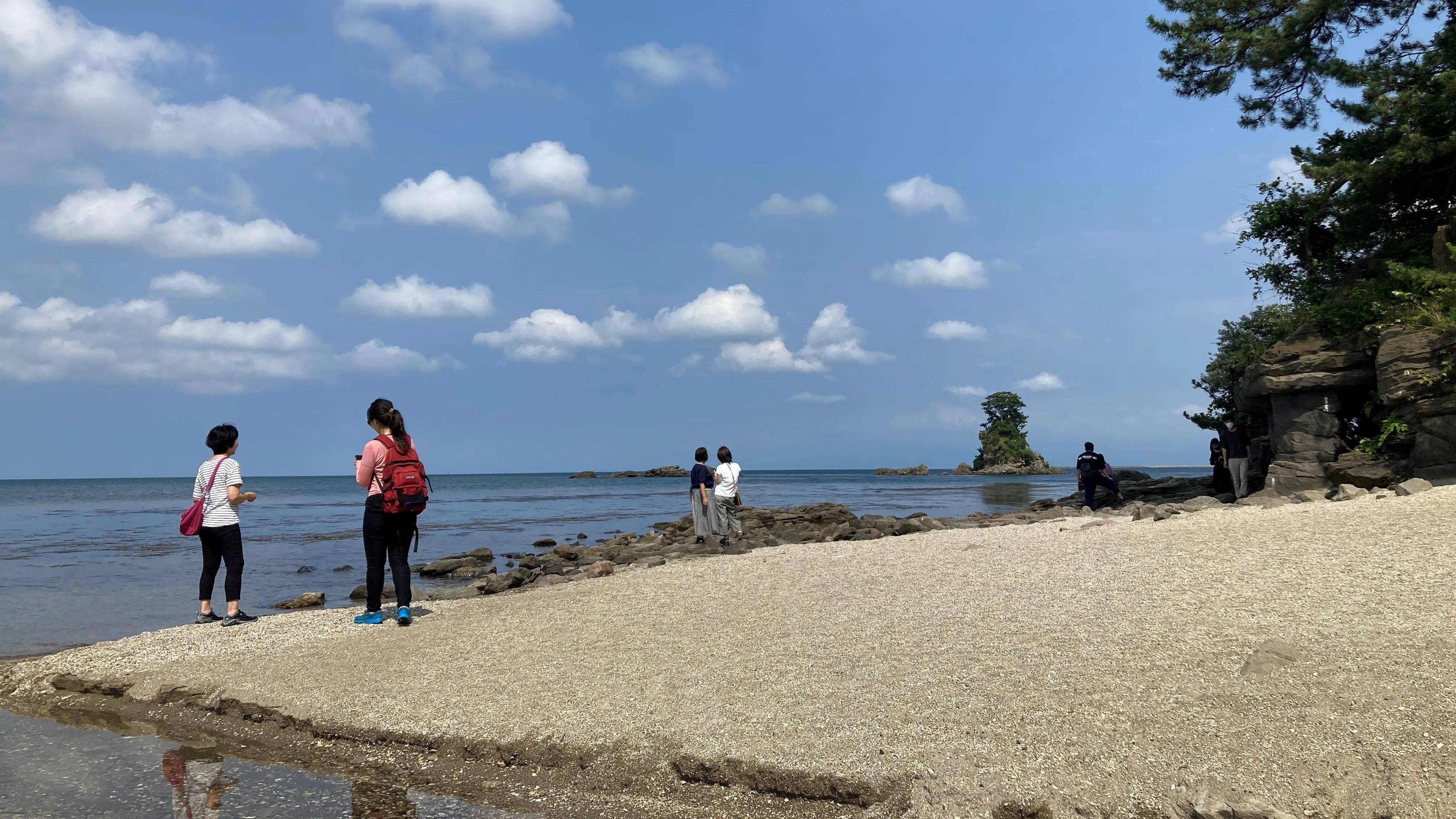義経岩周辺の砂浜は小さい子供の絶好の水遊び場になっています！