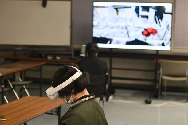 VRゴーグルでメタバース空間を体験する学生たち