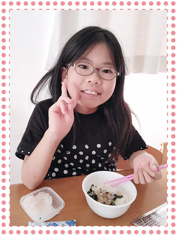 かな
シロエビが大好きで去年に引き続き、かわむきに挑戦しました。去年よりもさらに丁寧に早くむけるようになりました。上手だねと言われて嬉しかったです。お家に帰り、美味しくいただきました。貴重なシロエビありがとうございました。