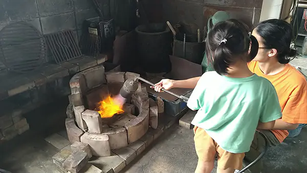 ゆずみ
銅につけたぬかを火で焼きました。火が熱かったです。アンモニアはくさかったです。きれいなのができてよかったです。