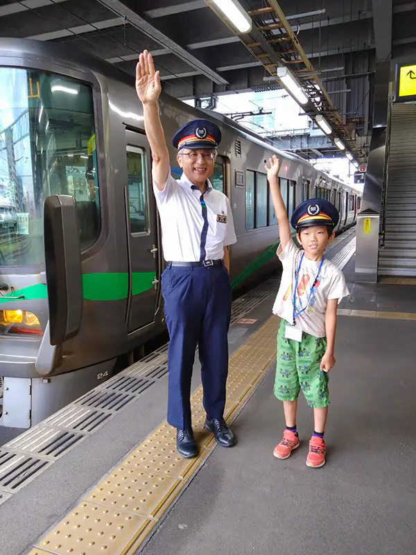 けんちゃん
乗車案内のアナウンスをするのは緊張した。
みどりの窓口の切符の券売機で行ってみたい場所までの買い方を教えてもらったのが楽しかった。
電車の切り離しを近くで見れて楽しかった。