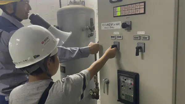 リザードン
発電所の中に入って、いろいろな機械や仕組みを知ることができて面白かったです。
水力発電は自然のエネルギーを利用し、環境にやさしい再生エネルギーであることが良いと思います。
大きな発電機が100年近く前からずっと動いていることも驚きました。壊れないように大切に使ってこられてすごいなぁと思いました。
