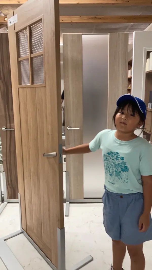 みさとと
ドアの持ち手をつけるときに、つける方向を間違えたけど、丁寧に教えてもらえて優しくサポートしてもらえてよかった。タンスのようにたためる机や扉もあって驚いた。扉の骨組みは丈夫だと思っていたけど、空洞のところがたくさんあったから大きい衝撃があったら壊れてしまうことがわかった。色々な仕組みなドアがあって、面白かったし素敵だと思った。

