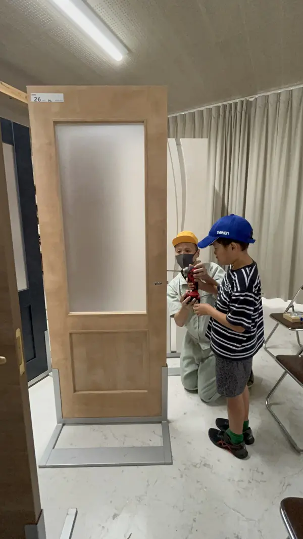 ひーすけ
じっさいに部品をつかって、ドアにハンドルをつけるさぎょうをしてみて、それをやっている機械はすごいなあとおもった。ぼくの家のドアはちがったけど、おばあちゃんの家のドアは全部、大けん工ぎょうのドアでした。
