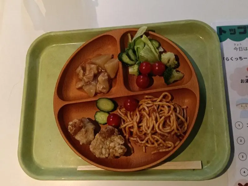 あゆ
わたしは食べることがすきで、この体験をしてみたくておうぼしました。
自分でこん立を考えるのは楽しいけどむずかしかったです。でもししつとタンパクしつとビタミンなどがそろうように気を付けました。カルシウムがむずかしくてツナにしてみたけど、ヨーグルトや牛にゅうがあれば良かったです。
ボウルにうつすときにこぼしてしまいました。たくさんの量をあつかうのは大変でした。
食べてみると味はこくなくてうすくもなくておいしかったです。やわらかくてお年よりも食べやすい工夫がしてありました。
