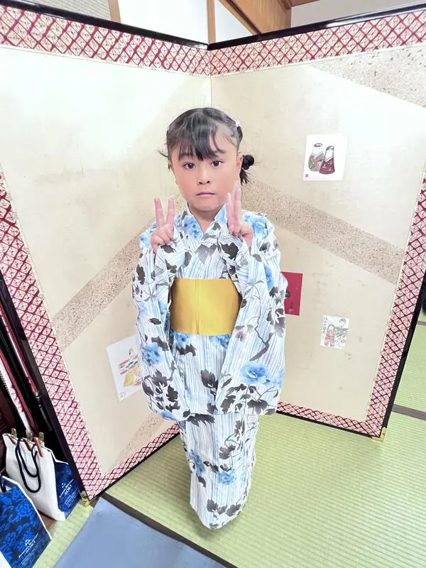 ニンフィア
着付けし合う時がとても緊張しました。お茶を運ぶ時、こぼさないか、転ばないかともドキドキしたけど最後までママのところまで運べてよかったです