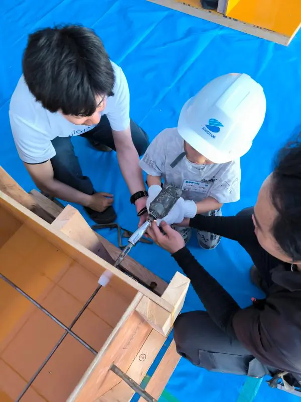 ひかる
色んなお仕事の体験が出来て楽しかった。
タイルを貼るのは難しかった。
重機に乗ったり出来て嬉しかった。