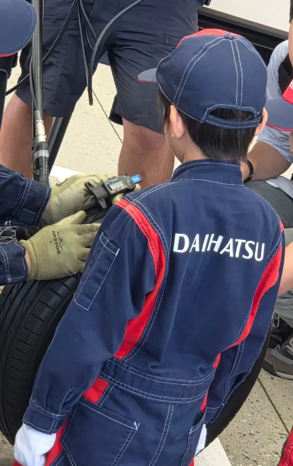 せーちゃん
つなぎで作業するのが暑くて大変で、毎日この服で仕事しているのがすごいと思った。タイヤをつけるのが難しいけど楽しかった。