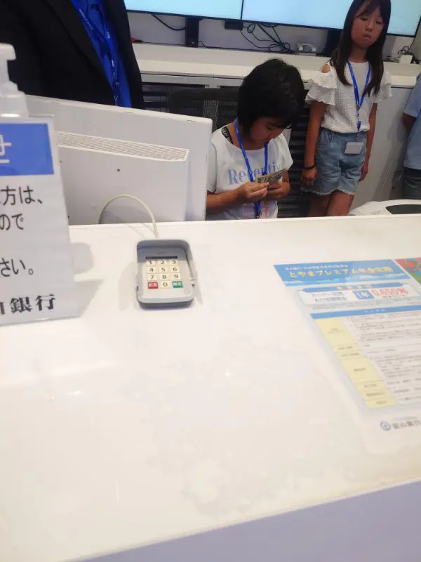 のあ
1億円は重かったです。
お札を数えるのは難しかったです。
分かりやすく教えてくれてありがとうございました。
