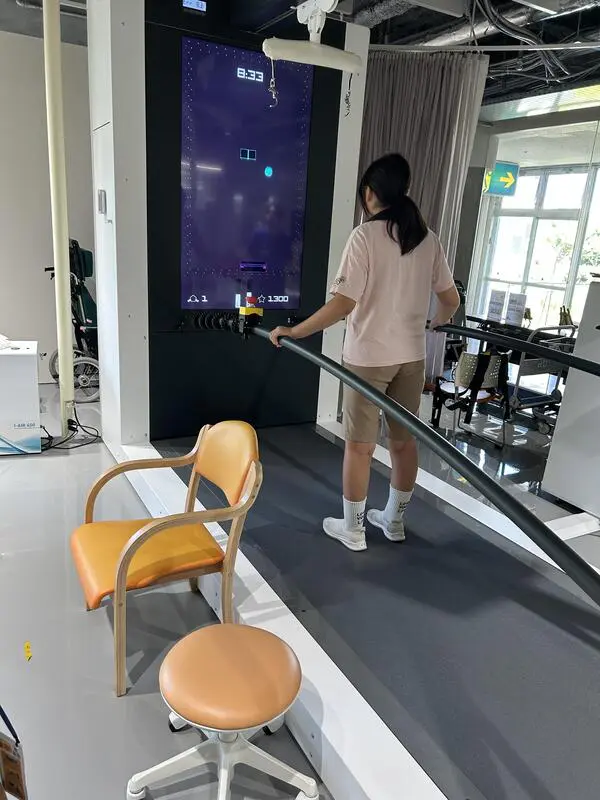 Sion
リハビリの仕事で、リハビリ体験をしました。中でも難しかったのが、杖を使って歩く事でした。理学療法士さんに教えてもらいながら、杖と足を交互に出して歩きました。患者の方々も大変だったろうなと思いました。これから杖を使用している人を見かけたら、優しく接したいなと思いました。