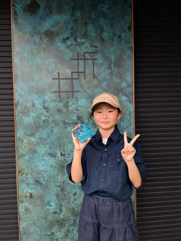 あっちゃん
青く色を付けるとき、アンモニアに触れたときの匂いがとっても臭かったけど、きれいな模様が浮かび上がってきて、嬉しかったです。
早く使える1週間が経ったら、直ぐにコースターを使いたいと思います。