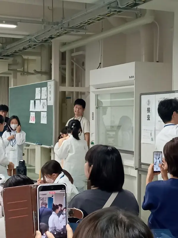 ゆっちゃん
お医者さんが私達の身体を一生懸命治してくれているのがわかった。聴診器で疑似患者さんの心音を聴く体験が面白かったです。