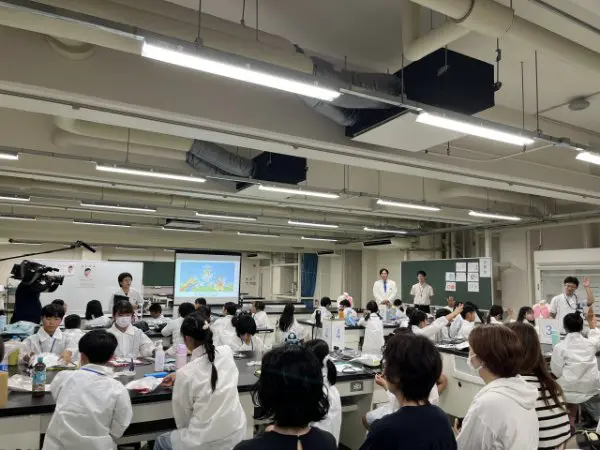 こげぱん
4つの体験があって、その中で一番好きだったのは、聴診器で音を聞いたことです。なぜかというと、本物の道具を使えたからです。楽しかったのでまたやりたいです。ありがとうございました。