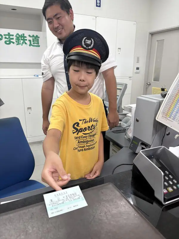 時刻表マニア
切符を機械で発券する仕事が一番楽しかったです。駅員さんに教えてもらいながら、自分で好きな駅を選んで新幹線の切符を発券しました。
大好きな電車のしごとが体験できて、嬉しかったです。駅員さんたちはみんな格好良かったです。
ありがとうございました。
