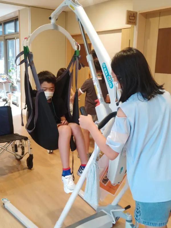 あい
おばあちゃん達と一緒に、おやつ(あずきホイップサンド）を作って楽しかったし、おいしかったです。体の不自由な人を機械で持ち上げる体験をして、介護をする人もされる人も安心して移動することができると分かりました。