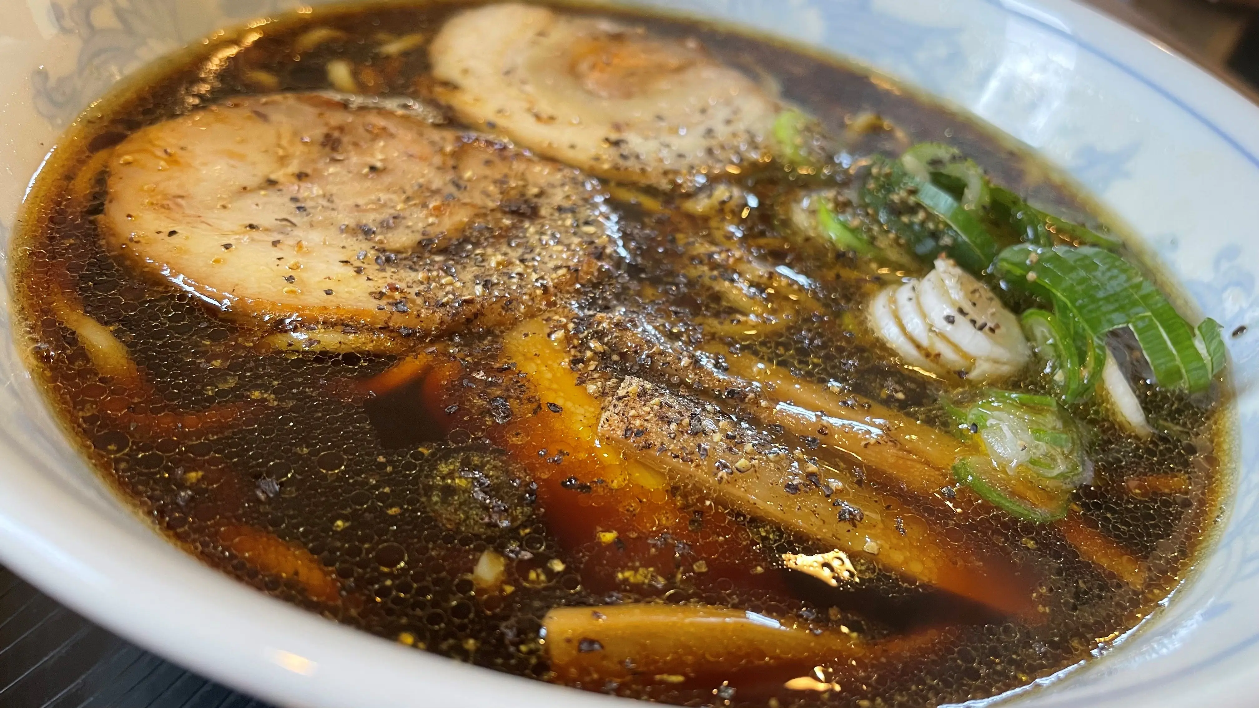 ラーメンなのに蕎麦だし!?　地元で愛される【まろやか富山ブラック】