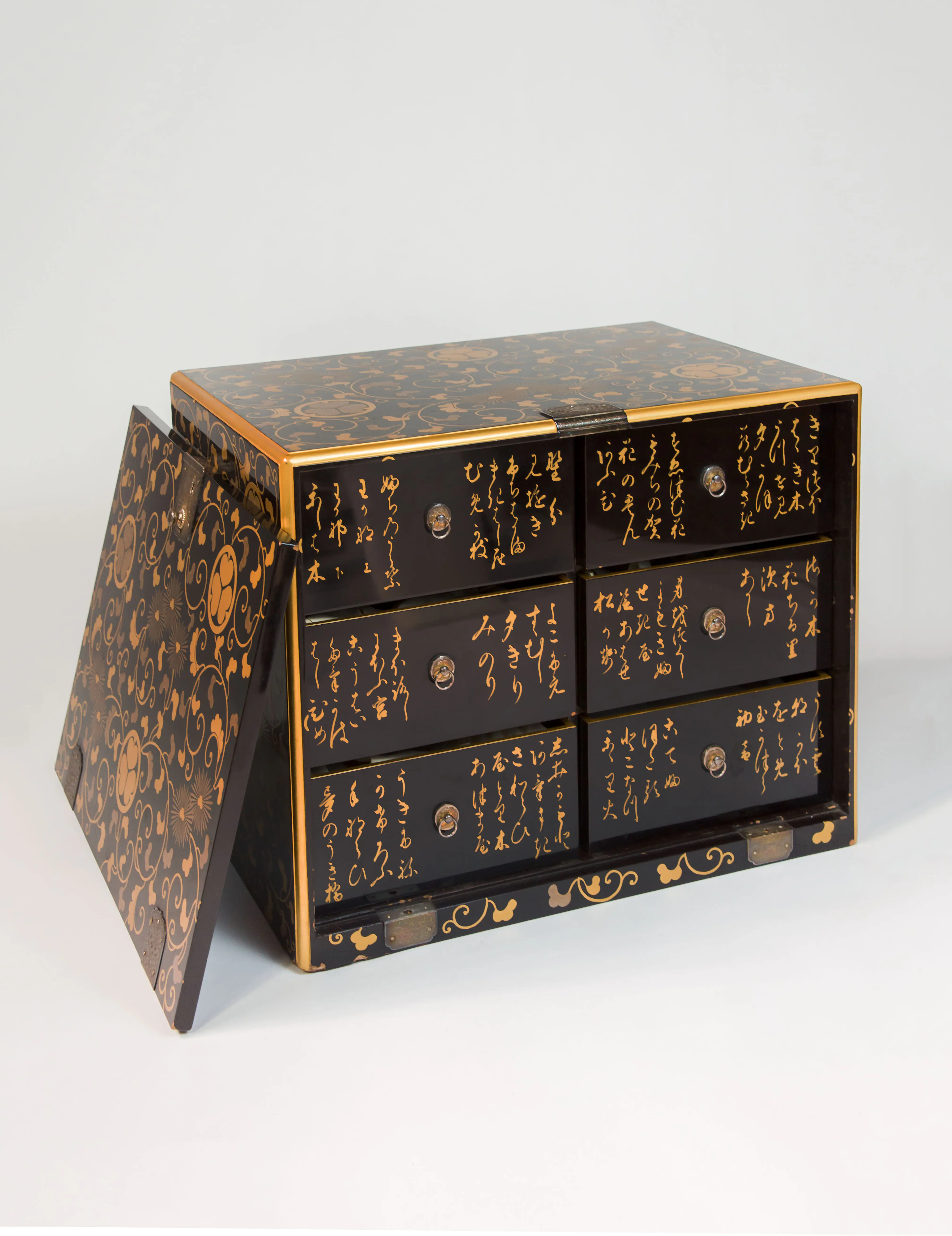 源氏物語箪笥（高岡市雲龍山勝興寺蔵）後期展示