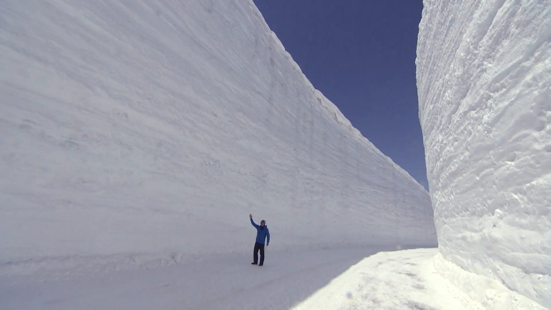 待ってました、立山黒部アルペンルート全線開通！【雪の大谷】国際線再開後初のことしは何メートル？