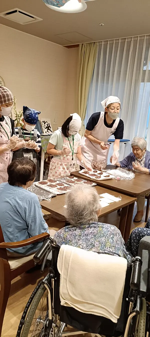 ゆいゆい
入居者さんと一緒におやつ作りをして楽しかったです。あんこと生クリームのサンドイッチは簡単なので、家族に作ってあげたいと思いました。
介護ロボットは簡単に操作できてすごいなと思いました。
