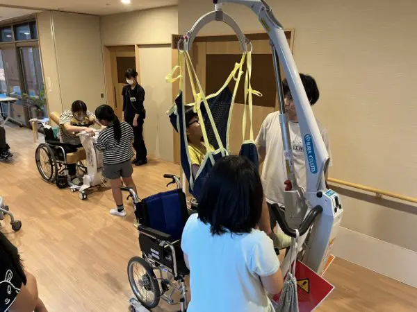 こげぱん
職員の方がみなさん優しかったです。色んな専門家の方がかかわって、お年寄りがよりよい生活を送れるようにお仕事をされていることが分かりました。介護ロボットの体験やラボットと遊べたのも楽しかったです。