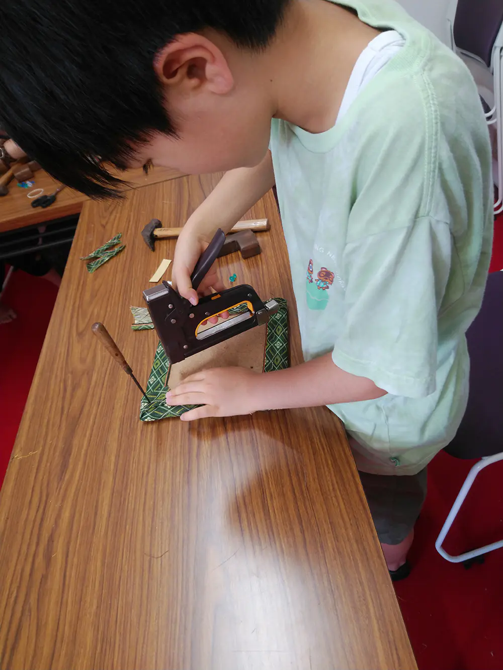 ゆうた
飾り畳を作りました。大きいホッチキスでへりを止めていくのは楽しかったです。畳を作る機械が見れて良かったです。

