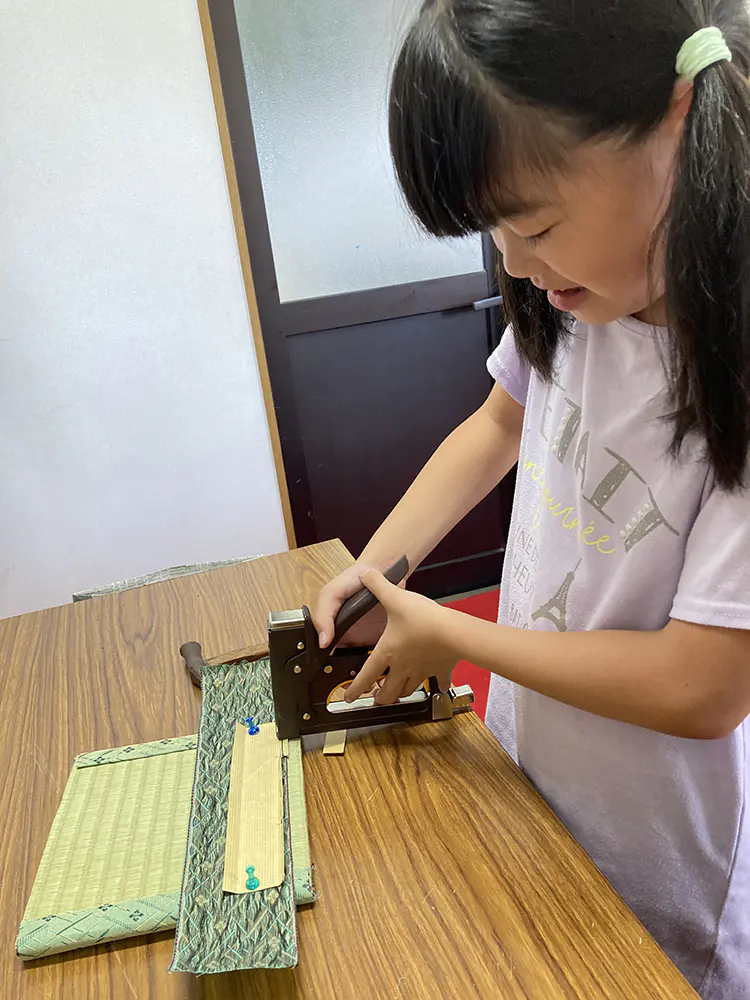 ひなこ
大きなホッチキスがかたくて大変だったけど、何回もやってたら上手くできました。
きれいな飾り畳ができて嬉しかったです！

